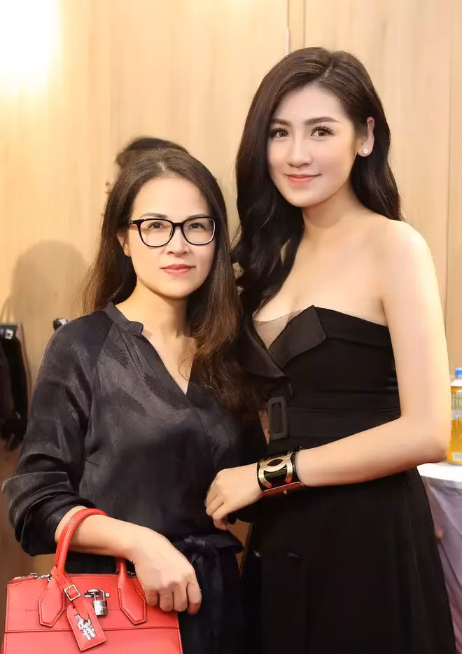 Khuôn mặt thanh thoát, hiền hậu, vóc dáng gọn gàng, mẹ Á hậu Tú Anh được khen là vừa trẻ đẹp vừa toát lên vẻ thanh lịch, dịu dàng.