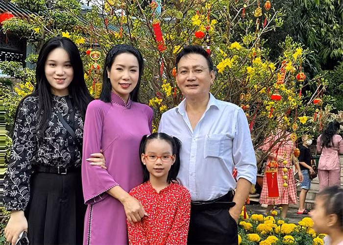 Vợ chồng Trịnh Kim Chi và hai con gái.