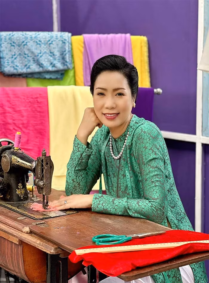 Á hậu Việt Nam 1994 vừa sang trọng lại trẻ trung so với tuổi thực.