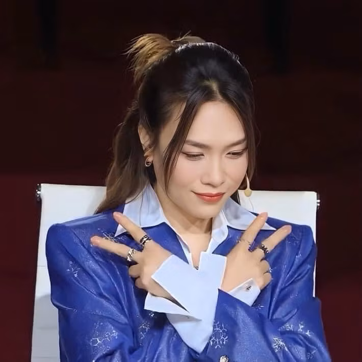 Nhan sắc lão hóa ngược cùng sự vui tính của nữ giám khảo của Vietnam Idol khiến cô nhận được "cơn mưa" lời khen.