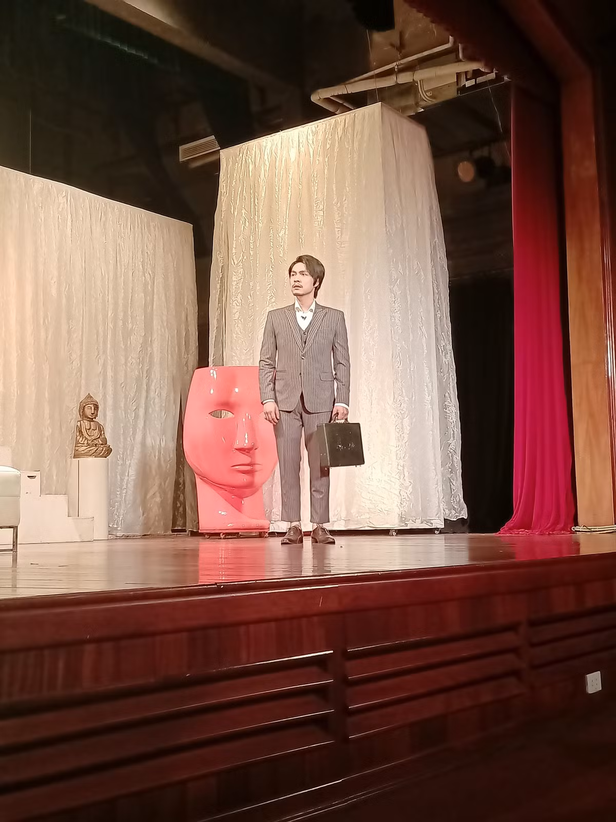 Tô Dũng là diễn viên của Nhà hát kịch Việt Nam. Anh gặt hái được nhiều thành công ở sân khấu kịch và là nam diễn viên quen mặt với khán giả truyền hình.