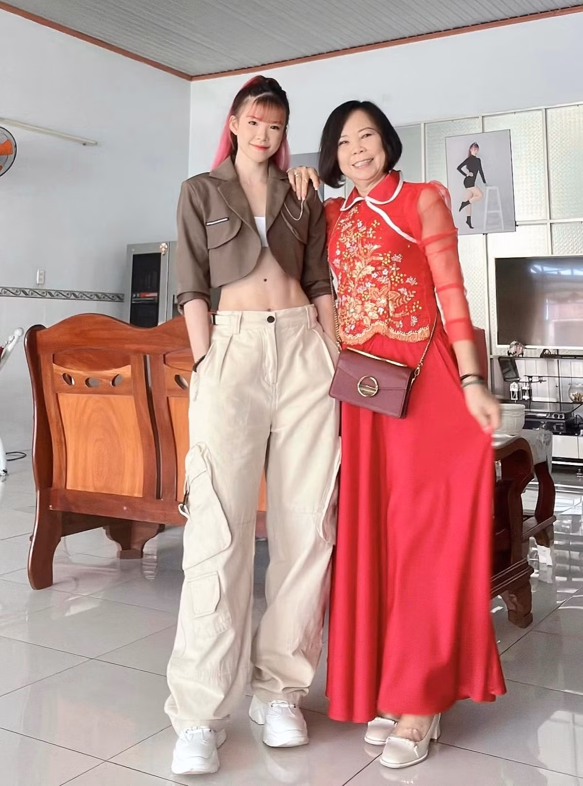 Dưới loạt ảnh chân dài miên man, giọng ca sinh năm 1990 tiết lộ do chính mẹ ruột làm "phó nháy": "Tui không có kéo chân mọi người ơi. Má Năm chụp cho tui chĩa cái điện thoại từ dưới lên làm tui thành 2 mét. Lỗi tại má Năm đó".