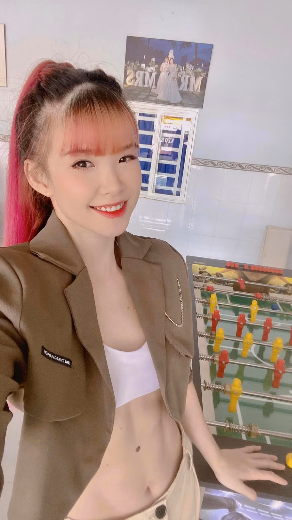 Sau một vài tấm ảnh "nhá hàng" khoe body, Khởi My "xả hàng" nguyên album vì "đám cưới em gái quá cưng luôn".