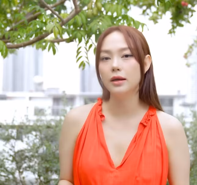 Trong khoảnh khắc này, "bé heo" Minh Hằng gây chú ý với vóc dáng mũm mĩm, cằm nọng, gương mặt tròn trịa hơn sau 3 tháng sinh con trai đầu lòng.