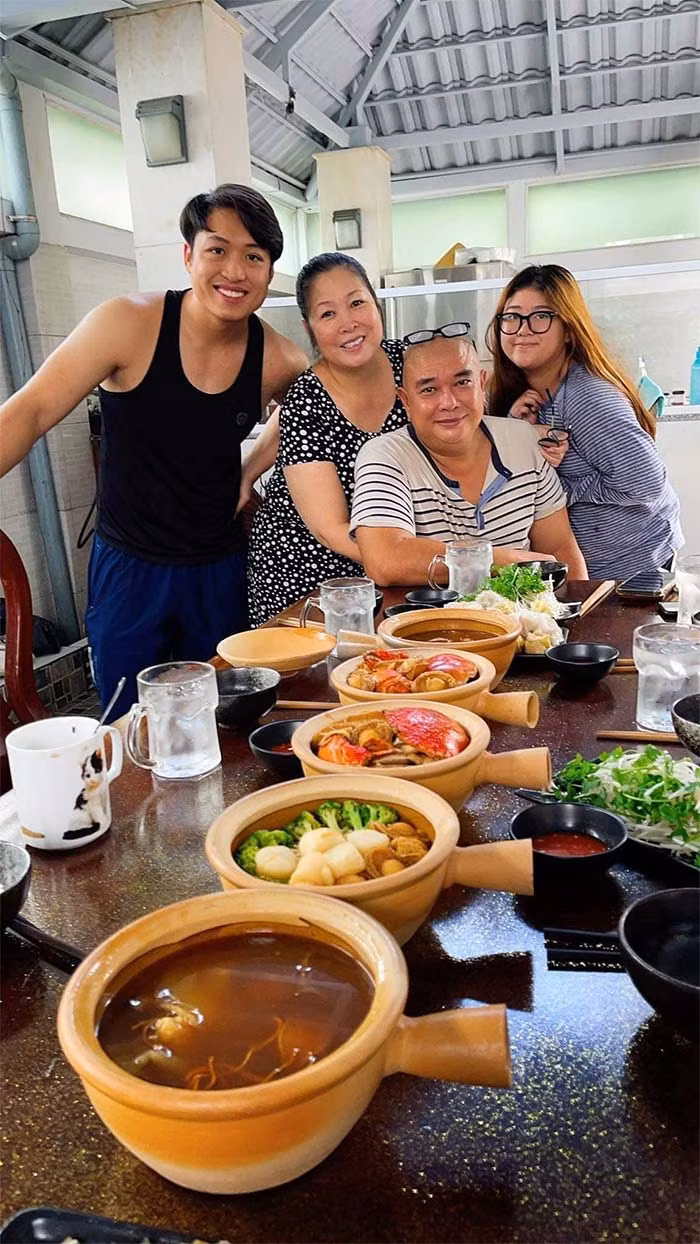 Hồng Vân đang có cuộc sống viên mãn bên chồng - nam diễn viên Lê Tuấn Anh và ba con.
