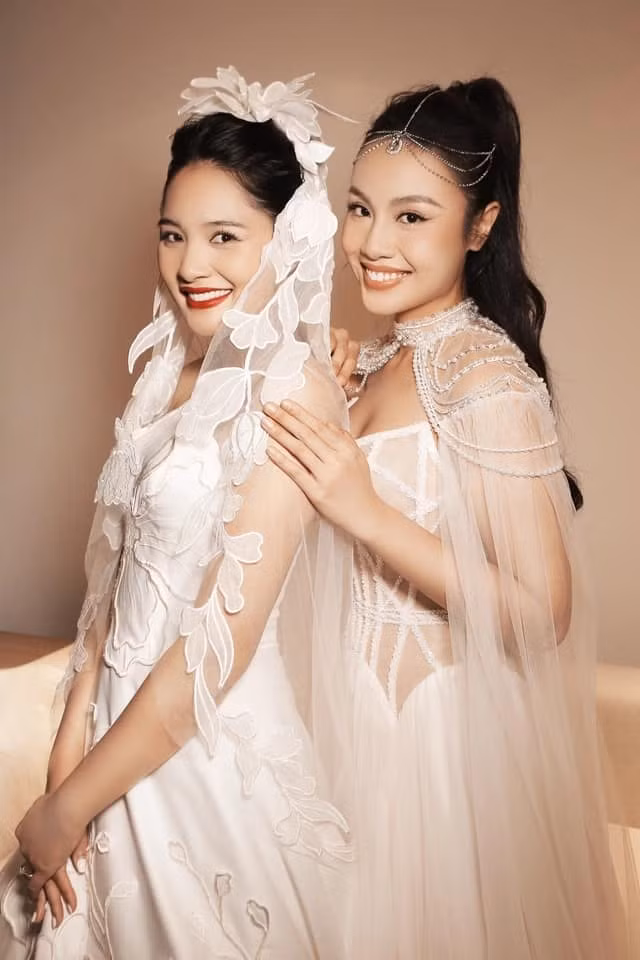 Hoa hậu Hương Giang và Á hậu 2 Hoa hậu Hoàn vũ Việt Nam 2022 Thủy Tiên "đọ" nhan sắc xinh đẹp khi diện váy cưới.