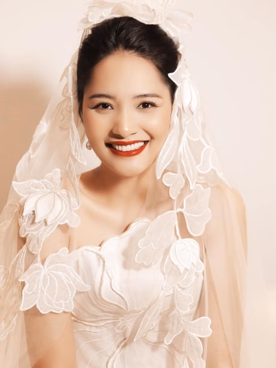 Ở tuổi U40 và đã là mẹ của hai con nhưng mỹ nhân quê Hải Dương vẫn nhận được nhiều lời khen ngợi về sắc vóc "điểm 10" khi hóa thân thành cô dâu.