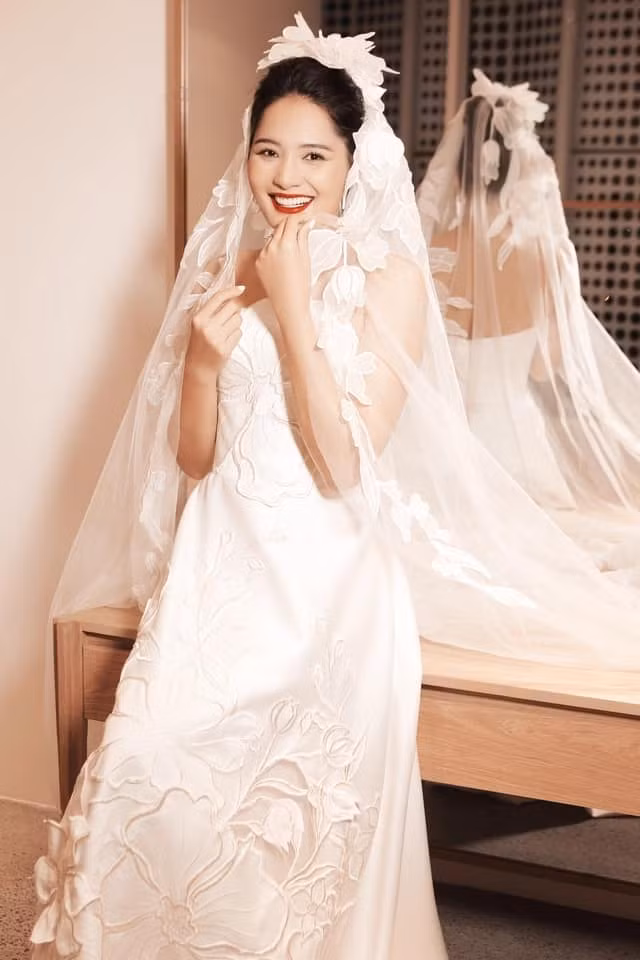 Tham gia sự kiện lần này, Hoa hậu Hương Giang khoe nhan sắc trẻ trung và xinh đẹp trong bộ váy cưới lung linh.
