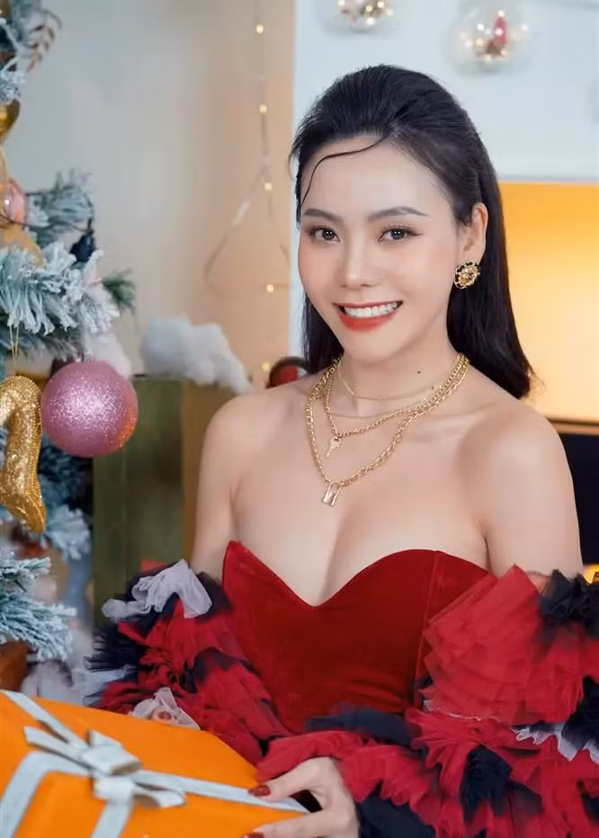 Huyền Trang từng tốt nghiệp Đại học Sân khấu Điện ảnh Hà Nội và đã đóng phim khi còn là sinh viên. Tuy nhiên sau khi ra trường cô lập gia đình và mãi cho tới khi chia tay chồng, Huyền Trang mới trở lại với màn ảnh.