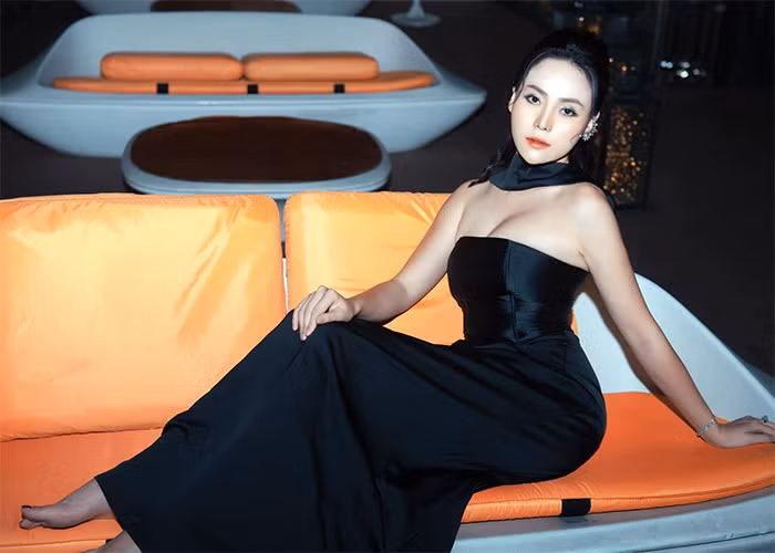 Huyền Trang sinh năm 1991, từng tham gia một số vai diễn phụ trong phim truyền hình như: "Lựa chọn cuối cùng", "Đấu trí", "Hành trình công lý", "Biệt dược đen".