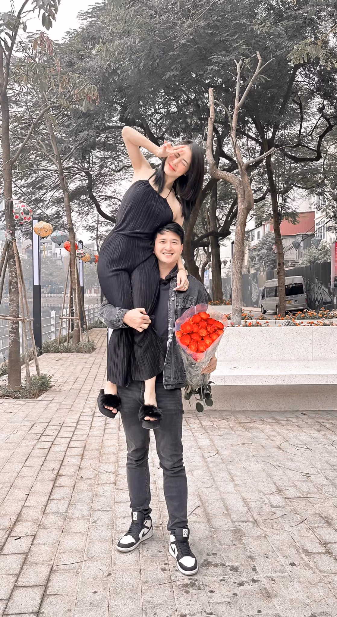 Huỳnh Anh cũng theo "trend" cõng bạn gái Bạch Lan Phương hơn 6 tuổi lên vai.