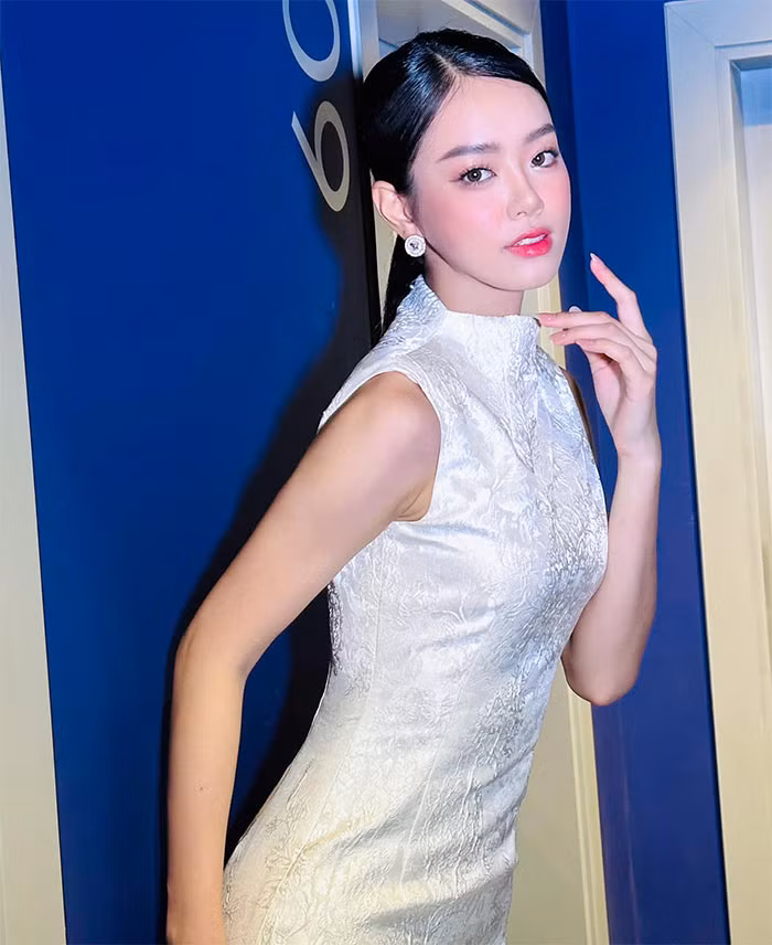 Vẻ đẹp của Khánh Linh vừa sắc sảo lại vừa thuần khiết, rất cuốn hút.