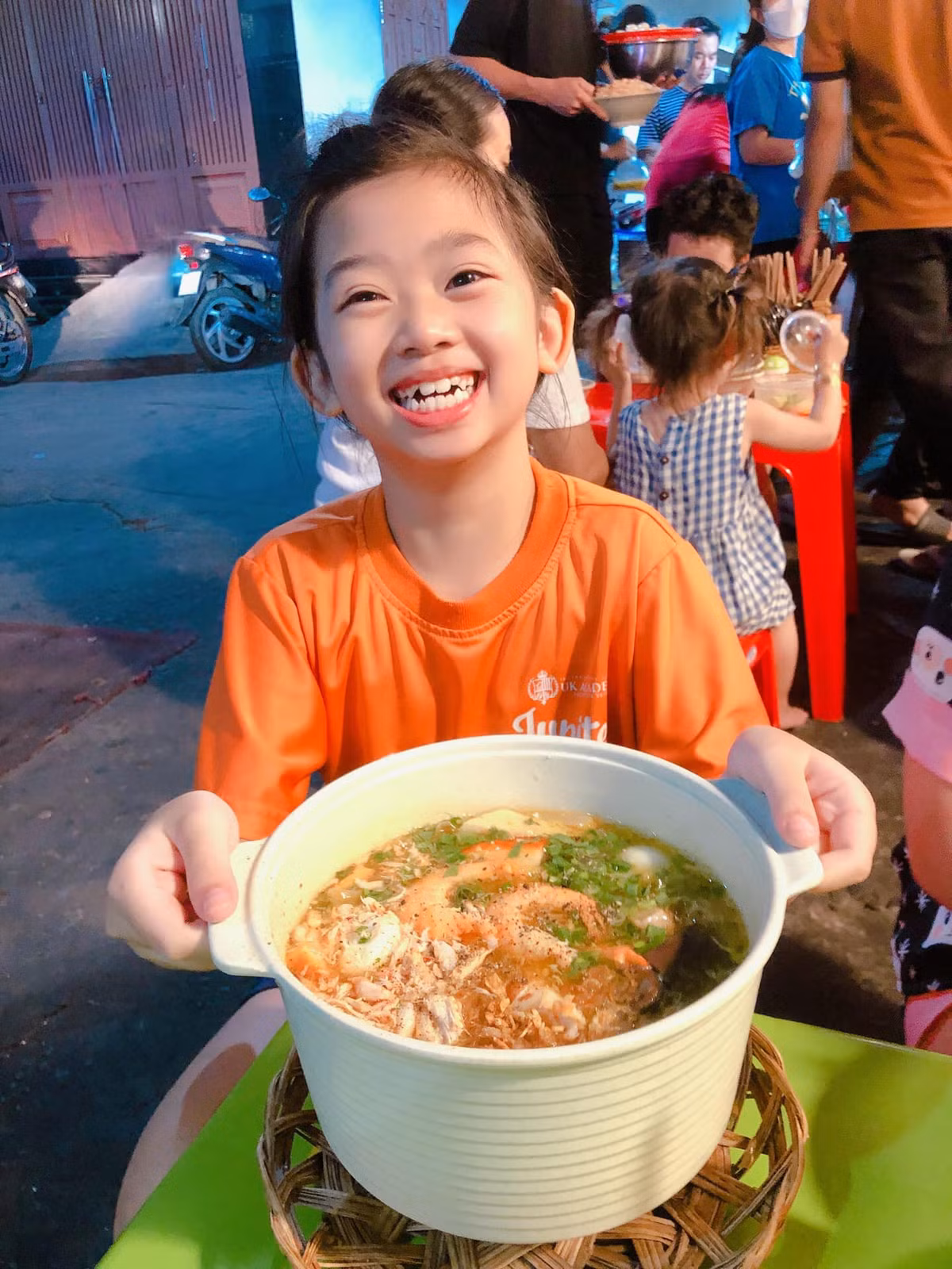 Bảo mẫu của Lavie bày tỏ: "Mình thường tranh thủ các buổi cuối tuần cùng em bé trải nghiệm các buổi workshop như làm nến thơm, làm gốm, làm mô hình bằng que tăm... Được cái là em bé cũng rất mê".