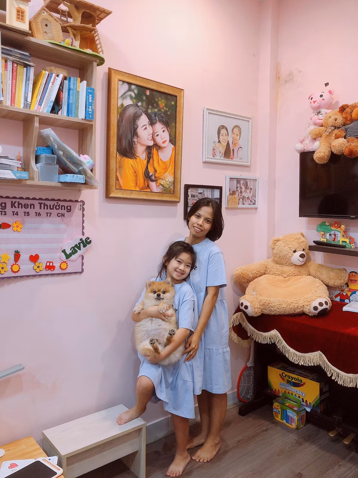 Mới đây, bảo mẫu của con gái Mai Phương gây nhiều xúc động cho người xem khi hé lộ phòng ngủ của bé Lavie chứa đầy ắp kỷ niệm của bé với mẹ diễn viên quá cố. Ngay giữa căn phòng treo bức ảnh Lavie chụp cùng mẹ được đóng khung cẩn thận.