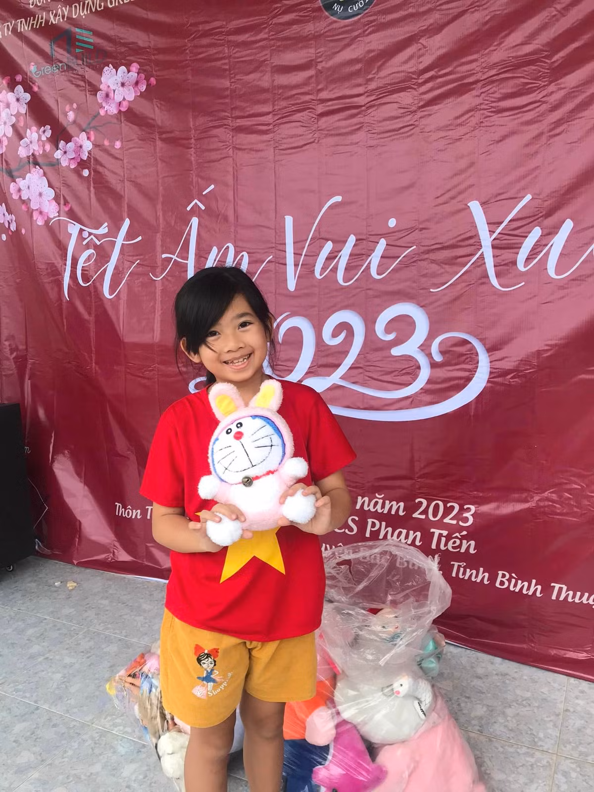 Những lúc rảnh rỗi, Lavie được bảo mẫu đưa đi theo trong những chuyến từ thiện hay du lịch trải nghiệm. Cô bé còn được học làm bánh và một số môn năng khiếu.