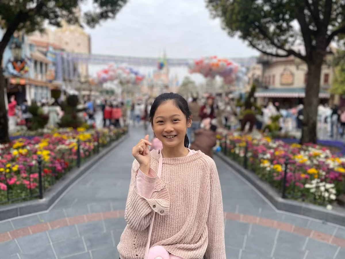 Hương Giang chia sẻ lý do lên đồ dễ vận động với giày thể thao: "Phiên bản đi bộ mỗi ngày 8km. Phải thế này mới đuổi kịp được các công chúa".