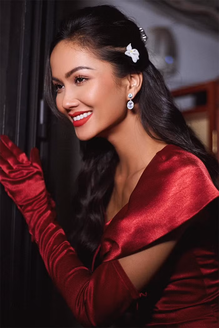  H'Hen Niê là một trong những hoa hậu được công chúng yêu thích bởi cô là người truyền cảm hứng cho nhiều bạn trẻ vì sự vươn lên và nỗ lực trong cuộc sống.