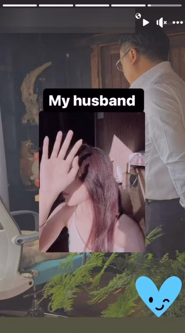 Mới đây, trên trang cá nhân Nam Em đăng bức ảnh của người đàn ông lạ diện áo sơ mi trắng, quay lưng vào ống kính và chú thích rằng: "My Husband" (Nghĩa: Chồng của tôi).