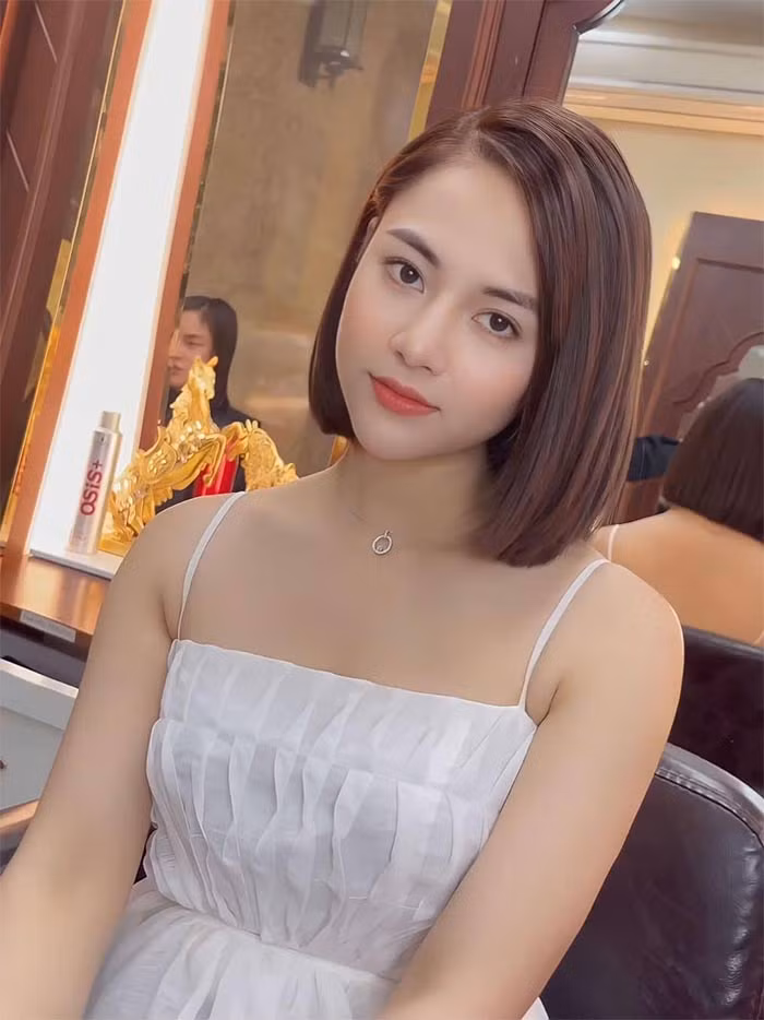 Năm 2020 Việt Hoa được trao giải thưởng "Gương mặt nghệ sĩ tiêu biểu ngành Nghệ thuật Biểu diễn 2020" của Bộ VHTT&amp;DL. Giải thưởng là sự công nhận những cố gắng, cống hiến của cô trong năm 2020.
