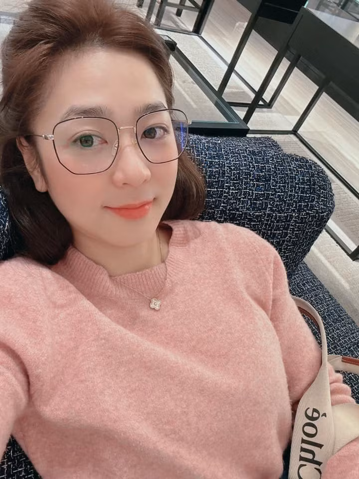 Chỉ trang điểm nhẹ nhàng, mặc trang phục đơn giản nhưng Hà Thanh Xuân vẫn toát lên vẻ xinh tươi, quyến rũ.