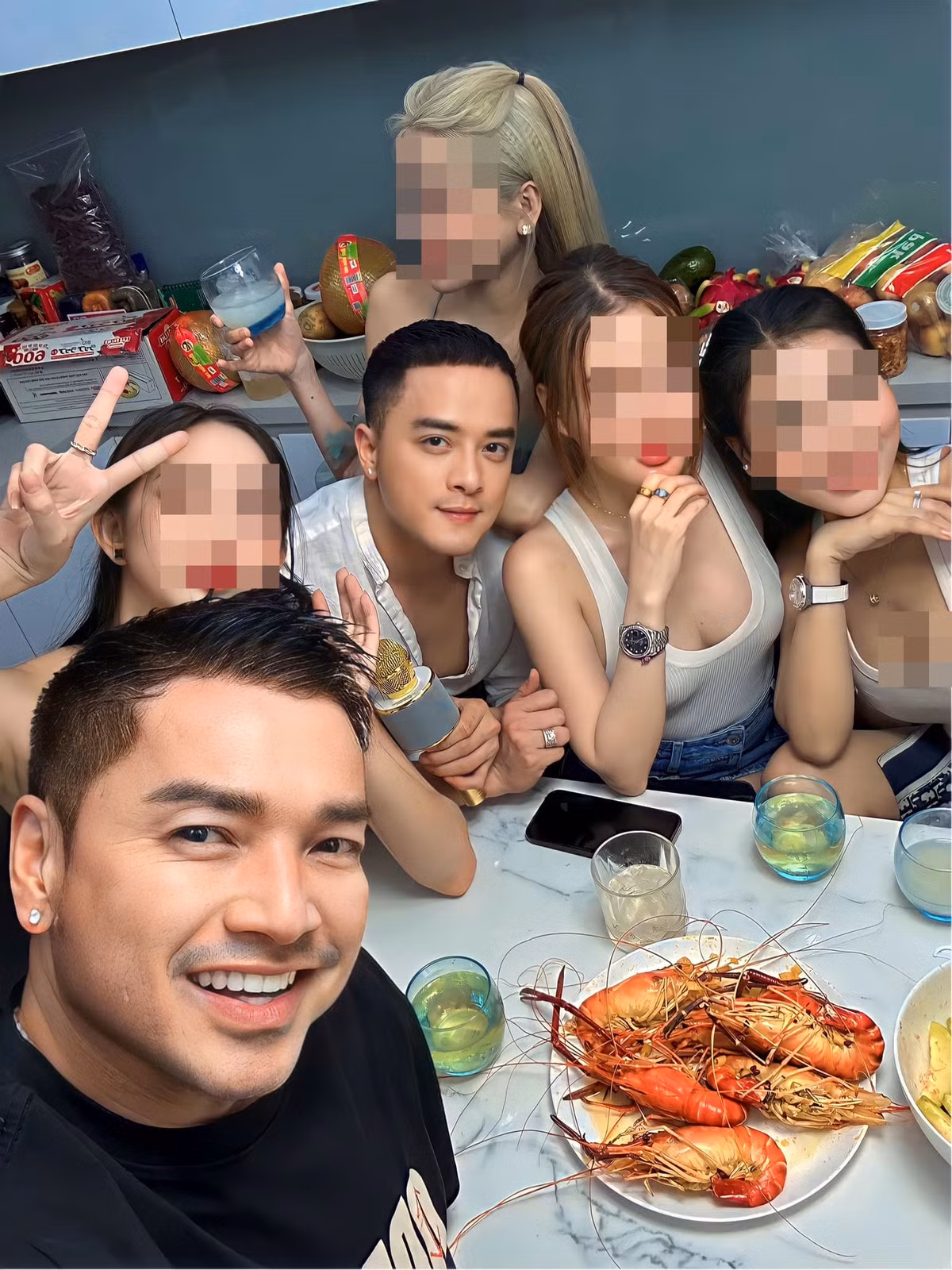 Dù hơn ca sĩ Cao Thái Sơn gần 30 tuổi nhưng khi chụp chung một khung hình, chồng cũ Hồng Đào trông chẳng mấy chênh lệch về tuổi tác so với đàn em.