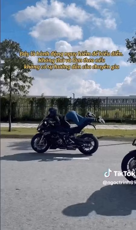 Cận cảnh Ngọc Trinh nằm lái mô tô, bị ngã sấp mặt Can canh Ngoc Trinh nam lai mo to, bi nga sap mat