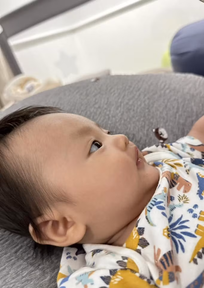Ngày 24/8, trên trang cá nhân Đàm Thu Trang lần đầu khoe cận mặt con trai thứ hai sau gần ba tháng quý tử chào đời: "Con là Sutin... mẹ con mê góc nghiêng của con quá rồi cô chú ơi".