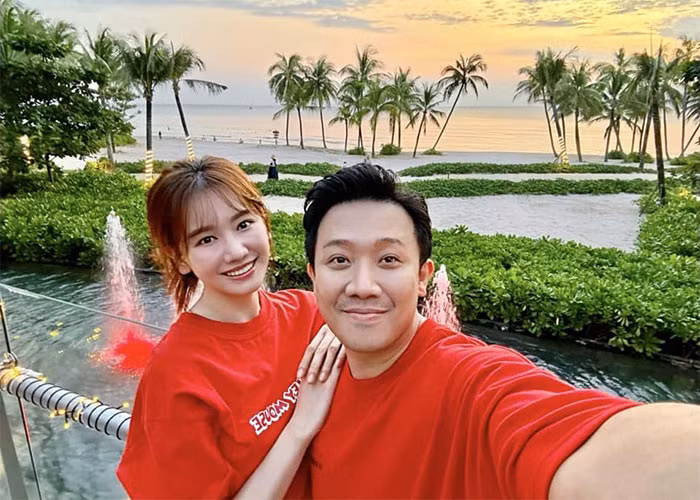 Trấn Thành chiều chuộng Hari Won hết mức từ việc đưa hết tiền cho vợ quản lý, mua tặng vợ đồ hiệu đắt tiền, đến vào bếp nấu cho vợ món ngon.