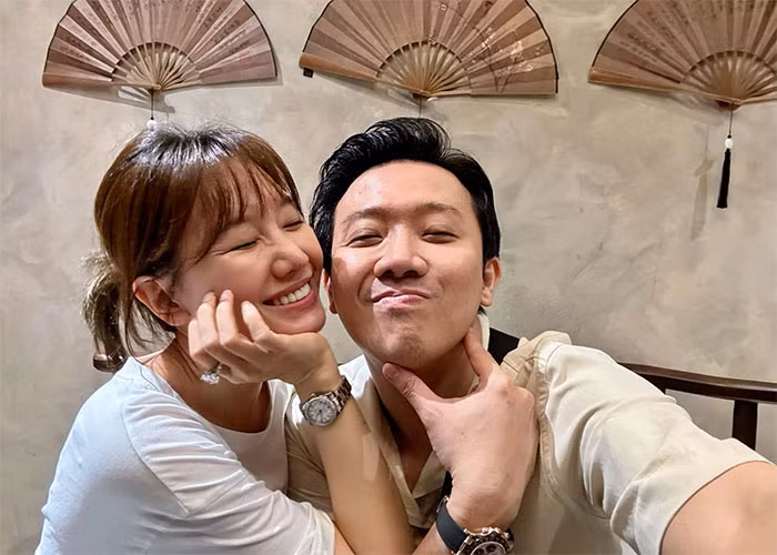 Trước đó, khi xuất hiện trong một chương trình truyền hình, Trấn Thành từng tiết lộ rằng Hari Won chu cấp cho anh mỗi ngày 2 triệu đồng tiền tiêu vặt. Đến lúc bà xã quên, anh phải ra đường mà không có lấy một xu dính túi, thậm chí phải vay mượn bạn bè dùng tạm.