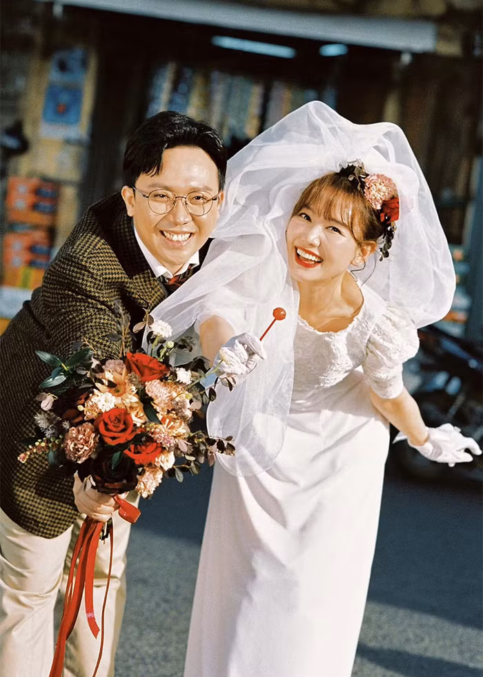 Trên trang cá nhân nhân dịp kỷ niệm 7 năm ngày cưới, Trấn Thành có viết: "8 năm yêu em! 7 năm làm chồng em! 6 làm osin của em! Nhưng anh biết sẽ còn rất nhiều năm nữa ở bên em! Cảm ơn bà xã vì đã xuất hiện trong cuộc đời của anh!".