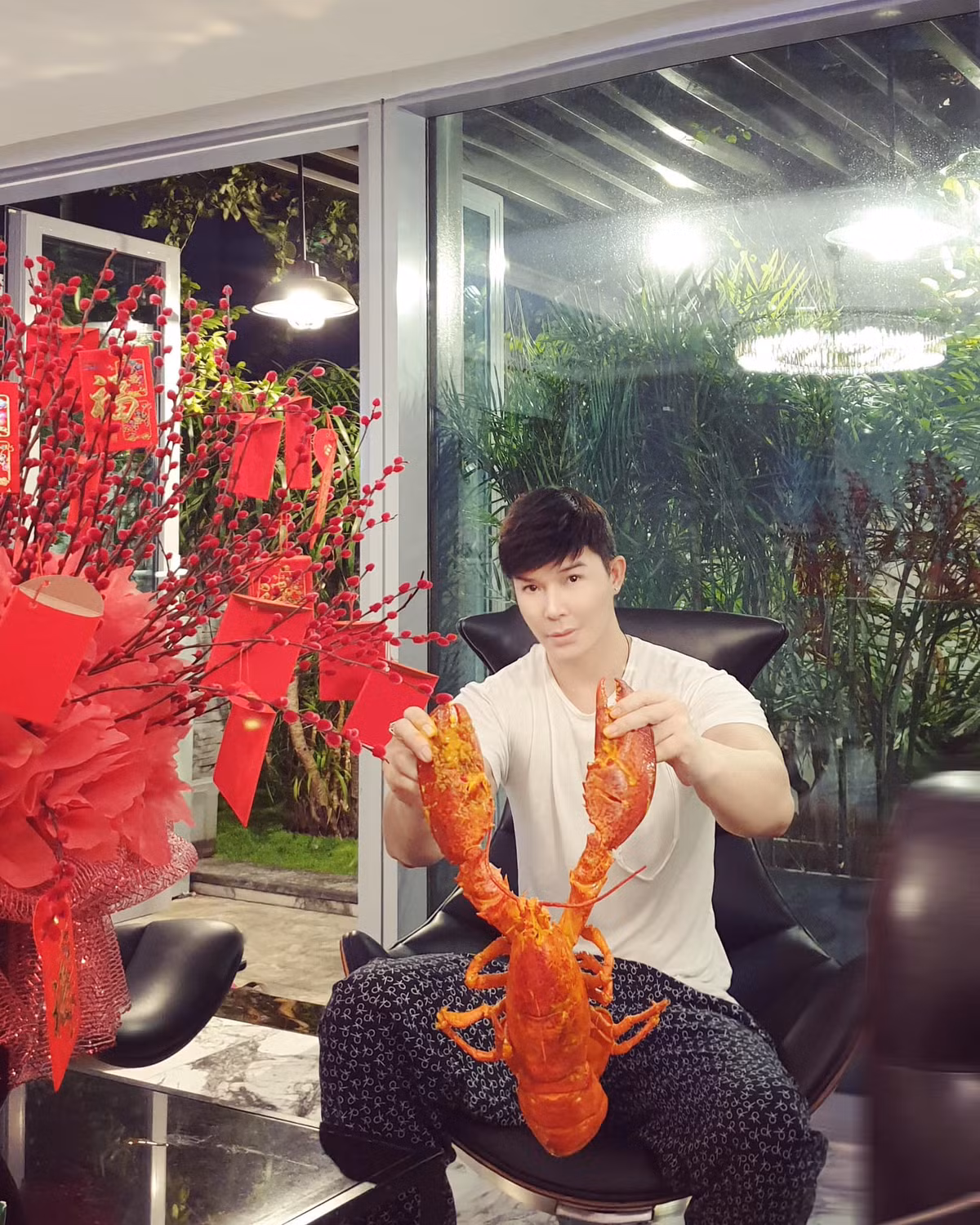  Nathan Lee gây chú ý khi chia sẻ thời gian qua có nhiều “thứ kỳ quặc” xảy ra với mình, từ việc không có bạn bè giúp đỡ đến đến rắc rối với tòa nhà đang ở tại Việt Nam... Anh còn trải qua biến cố bệnh tật, bị lừa mất tiền tỷ, gặp vấn đề về tài chính và đang phải quyết từng chuyện một.