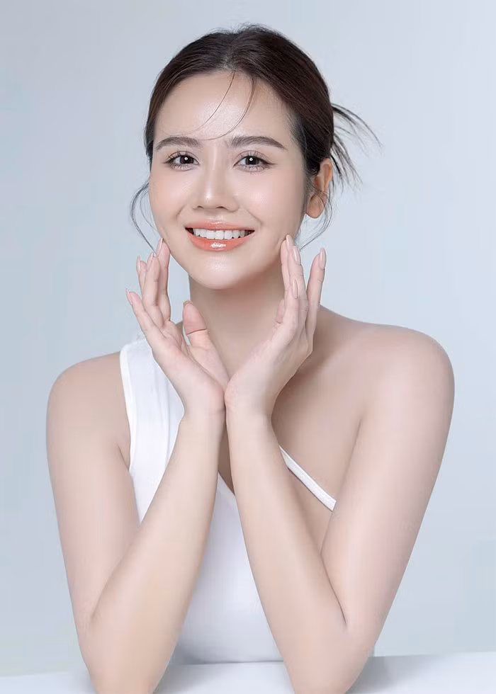 Khuôn mặt ngày càng thanh thoát khiến Huyền Lizzie dính nghi vấn cắt mí, gọt mặt, nâng mũi...