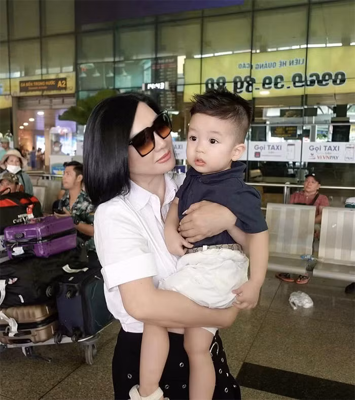 Trizzie Phương Trinh âu yếm bế con trai của Bằng Kiều và bạn gái mới.
