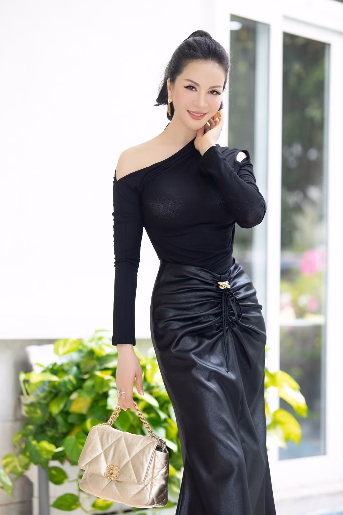 Bước sang tuổi 50 nhưng MC của chương trình "Sức sống mới" vẫn giữ được làn da căng bóng, hình thể săn chắc và thần thái kiêu sa.