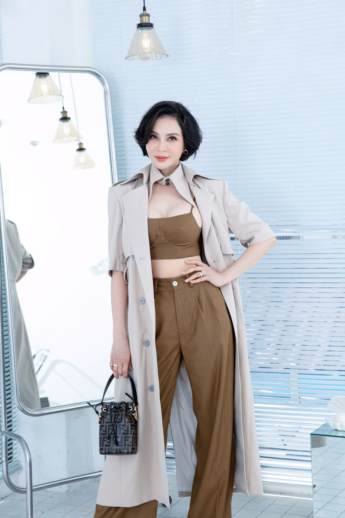 Theo đó, "nữ hoàng ảnh lịch" một thời thực hiện theo chế độ 8 tiếng ăn, 16 tiếng không ăn. Cô bắt đầu ăn tối vào lúc 18h và nhịn ăn cho tới 10h sáng hôm sau.
