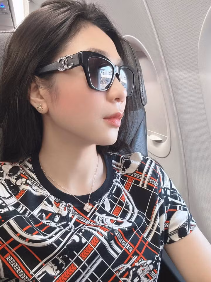 Trước đó, trên trang cá nhân, Hà Thanh Xuân và "vua cá Koi" đã ẩn phần lớn hình ảnh tình tứ bên nhau, chỉ đăng ảnh chụp một mình khiến cư dân mạng nghi ngờ cả hai đã đường ai nấy đi sau một thời gian ngắn đám cưới.