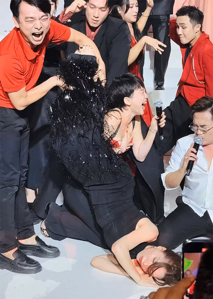 Chết cười những pha lầy lội của ca sĩ Hòa Minzy Chet cuoi nhung pha lay loi cua ca si Hoa Minzy