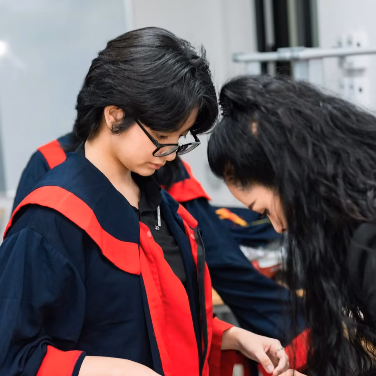 Khác với hình ảnh bé Bông để tóc dài thướt tha ngày nào, cô út nhà cựu người mẫu 7X hiện thu hút với mái tóc tém cá tính và phong cách năng động.