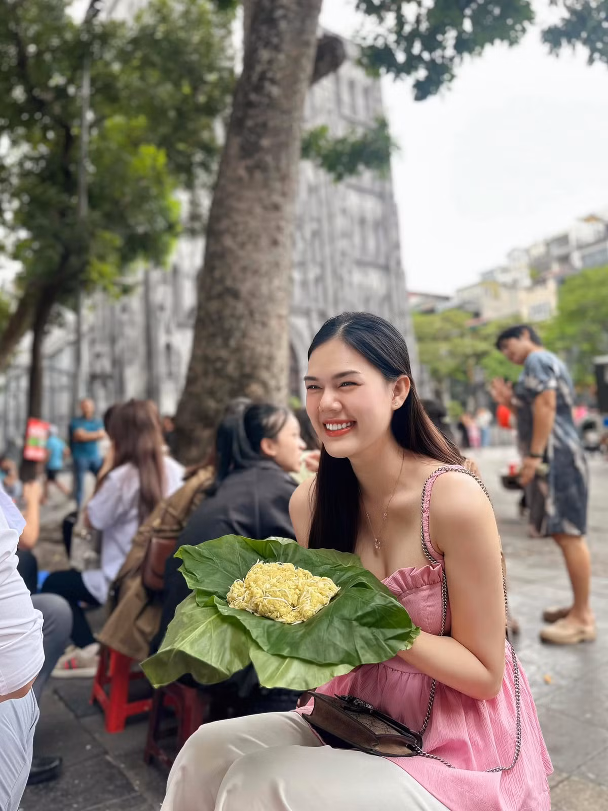 Lợi thế ngoại hình với làn da trắng, vóc dáng thon gọn, đôi chân dài miên man giúp Lê Ngọc Trinh tự tin khoe dáng với đa dạng phong cách.