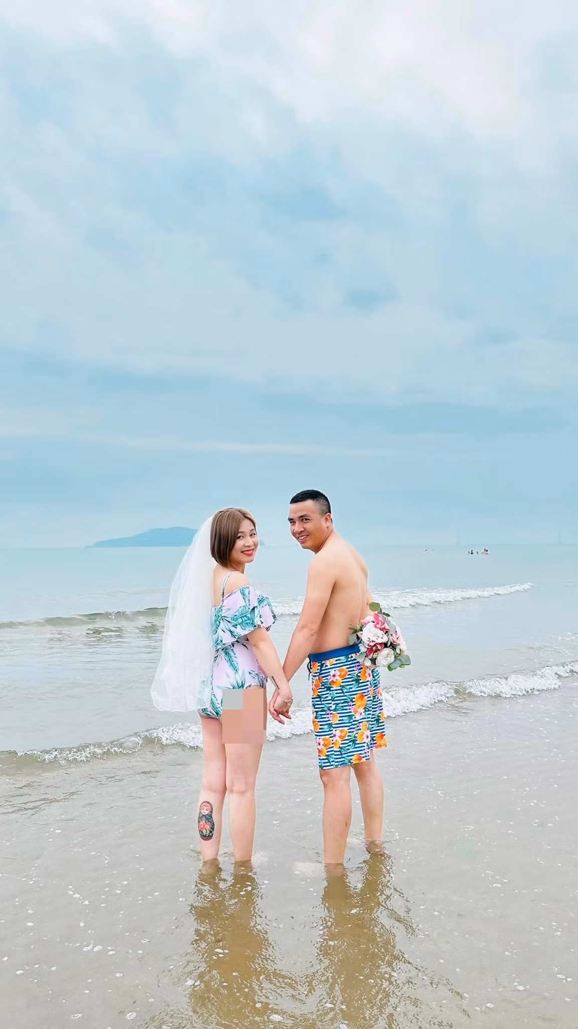 Hoàng Linh còn khoe hình xăm búp bê Nga ở bắp chân.