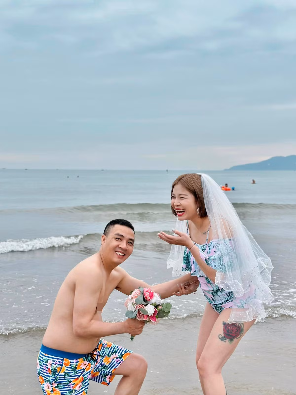 Bộ ảnh cưới của MC Hoàng Linh và ông xã Mạnh Hùng được thực hiện trong chuyến du lịch biển của cặp đôi cùng hai con trai riêng của nữ MC.