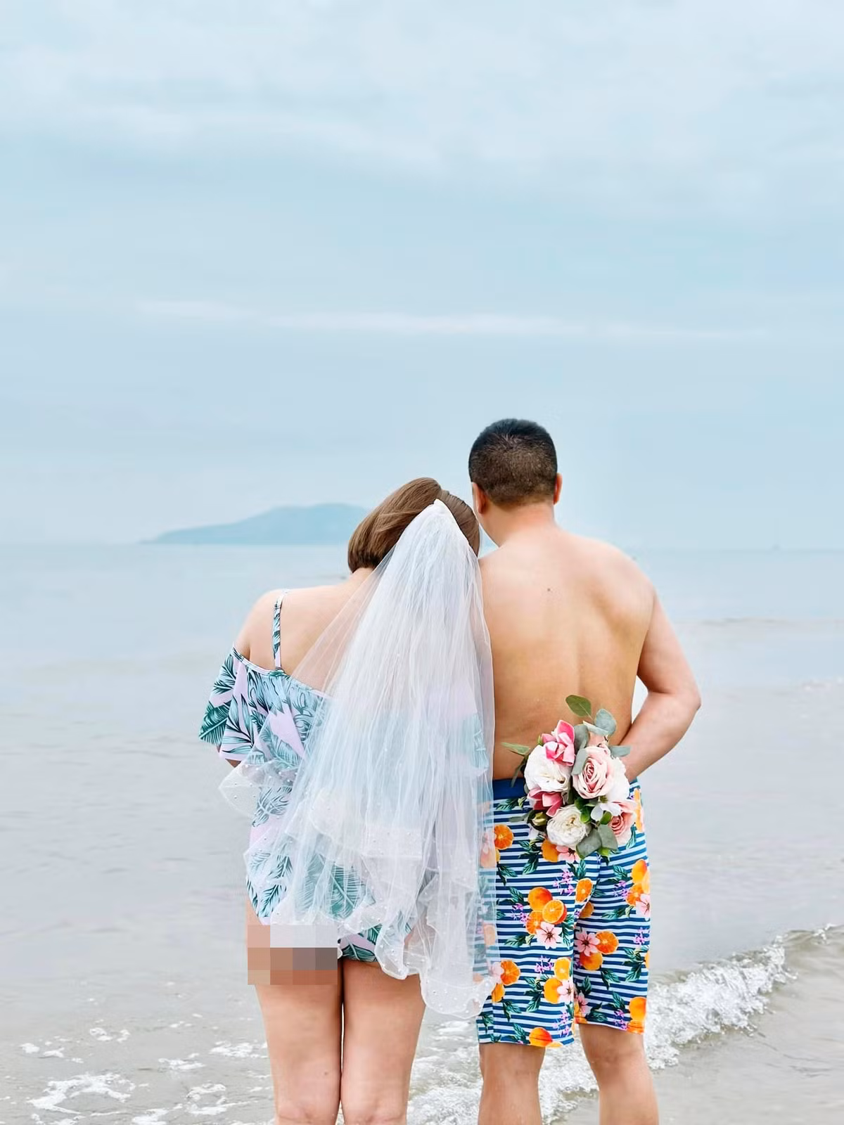 MC Hoàng Linh và ông xã đã có 8 năm gắn bó. Trước khi đến với người chồng hiện tại, cô từng kết hôn với MC Trung Nghĩa và sinh được hai cậu con trai sinh đôi. Về phía Mạnh Hùng, anh cũng từng trải qua một lần đò và có con trai riêng.