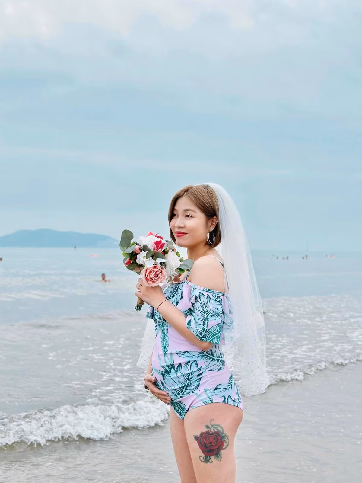 Cuối tháng 3, MC Hoàng Linh thông báo tin vui mang bầu và nhận được nhiều lời chúc mừng từ bạn bè, đồng nghiệp.