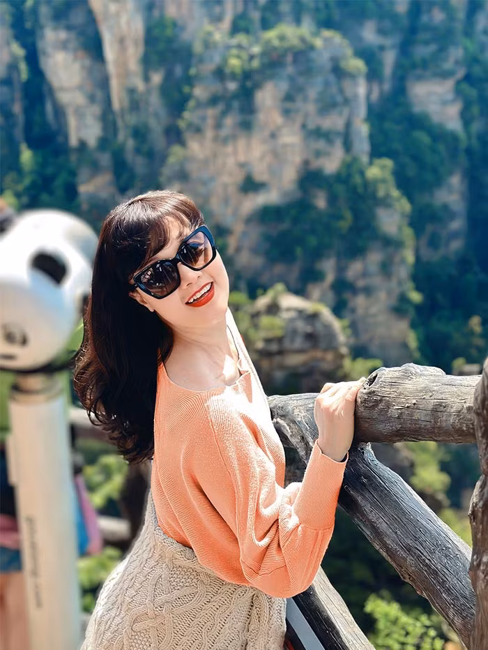 Ở tuổi 48, nghệ sĩ Vân Dung được khen là ngày càng trẻ trung.