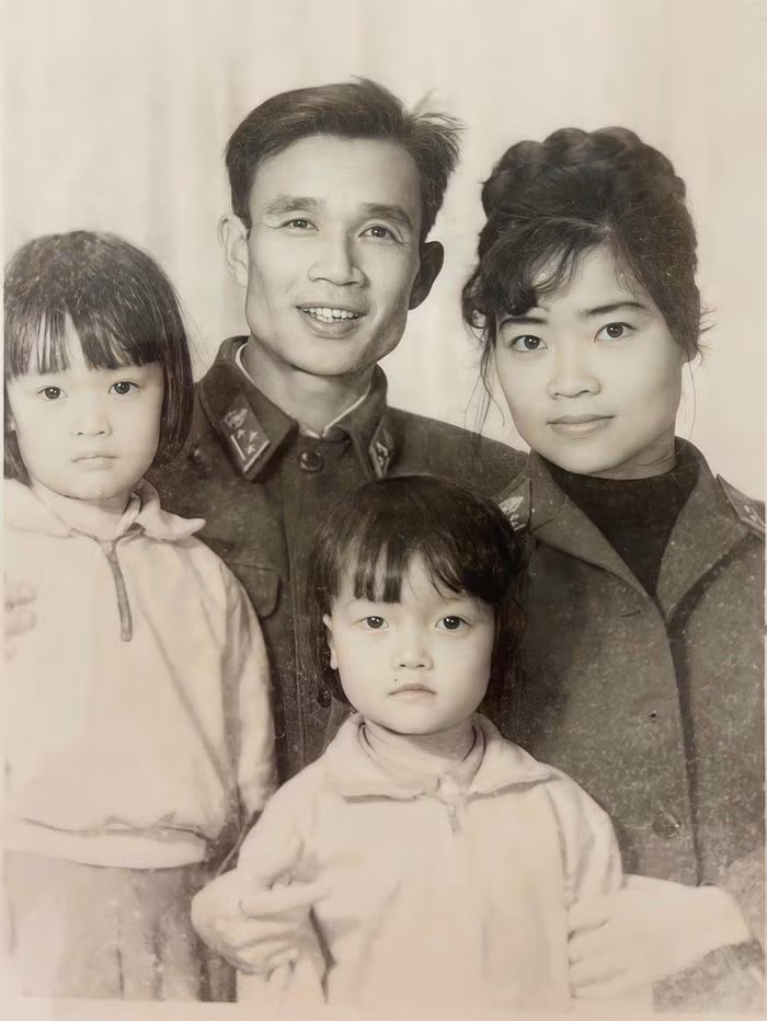 Vân Dung năm ba tuổi chụp ảnh cùng bố mẹ và chị gái.