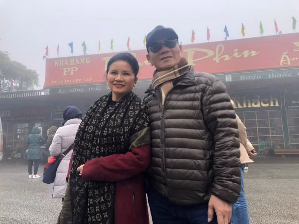 Từng trải qua một lần đò, mãi 10 năm sau nam nghệ sĩ mới tái hôn. Sóng gió ập đến khi ông đón nhận tin dữ về bệnh tình của vợ vào thời điểm chỉ còn 2 năm nữa là về hưu. Ông chạy đôn chạy đáo, dừng hẳn công việc đóng phim để dành thời gian chăm sóc vợ. Ảnh: FB Hà Thanh.
