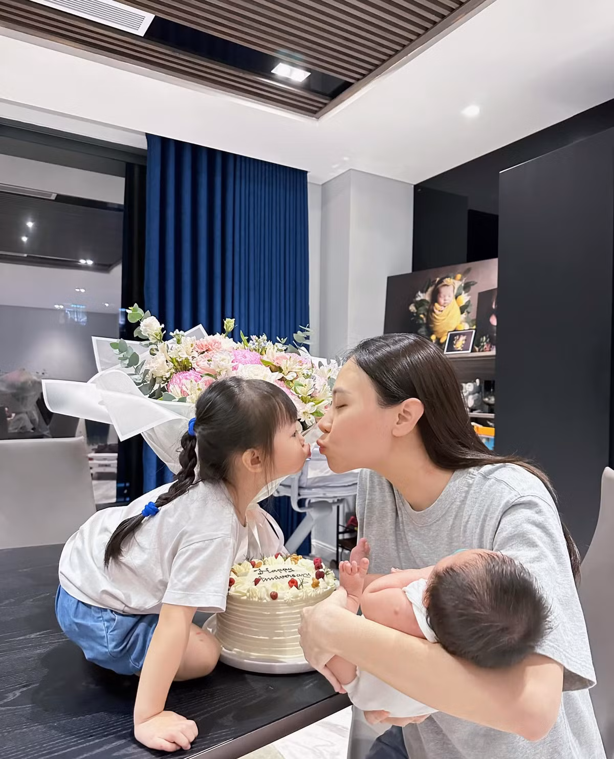 Hôn nhân viên mãn giúp "mẹ bỉm" Đàm Thu Trang ngày càng xinh đẹp, rạng rỡ.