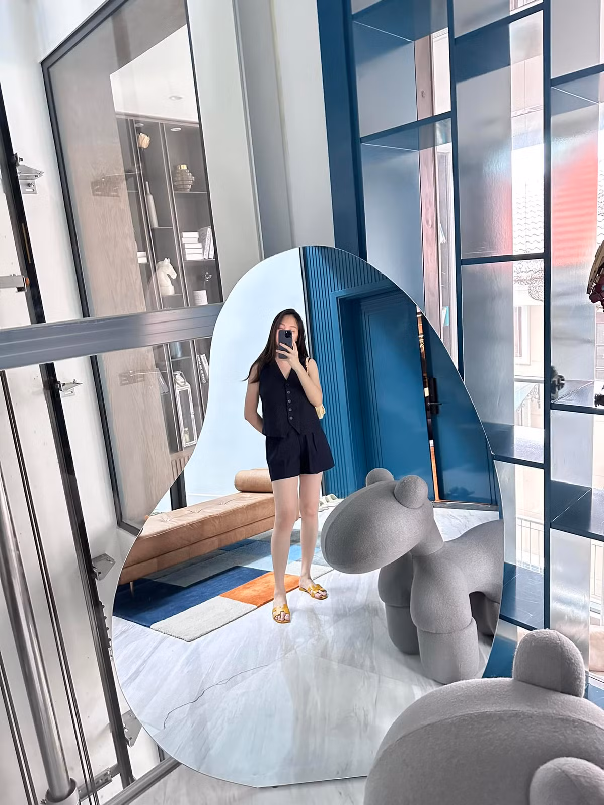 Nhiều fan của Đàm Thu Trang cho rằng mẹ hai con phải chăm tập luyện lắm mới lấy lại được vòng eo con kiến và vóc dáng thon gọn đến thế!