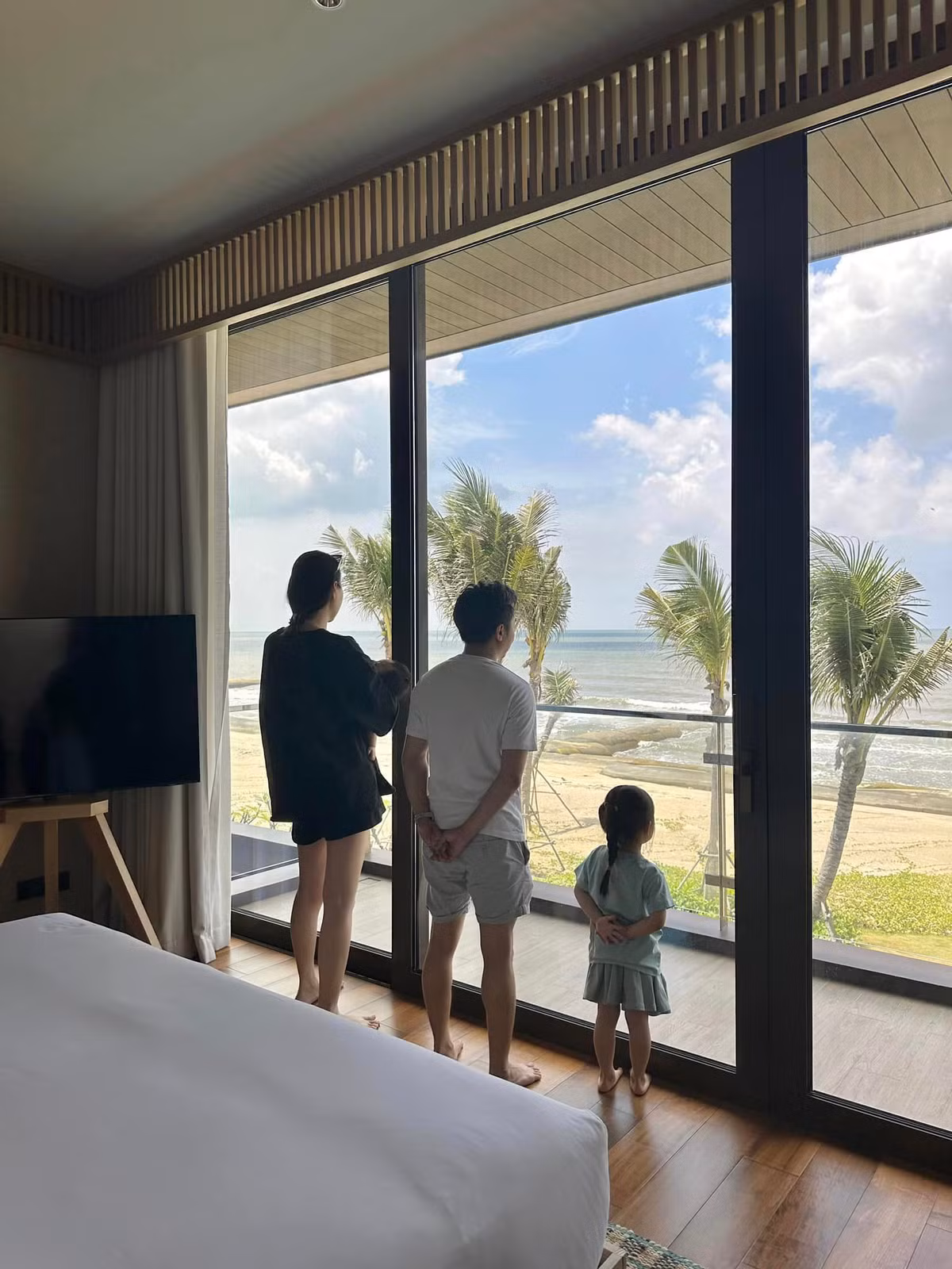 Trước đó không lâu, vóc dáng của mỹ nhân quê Lạng Sơn gây chú ý khi xuất hiện trong loạt ảnh cùng chồng và hai con đi xem nhà mới view nhìn ra biển đẹp mê ly.