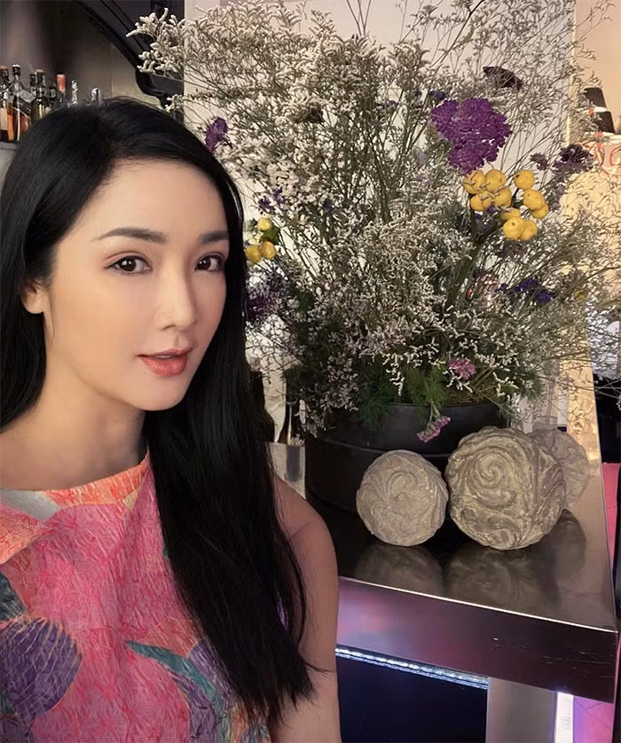 Giáng My không thu hút người đối diện bởi vẻ đẹp nóng bỏng mà ở cô toát lên vẻ đẹp đậm chất Á Đông, dịu dàng và quý phái.